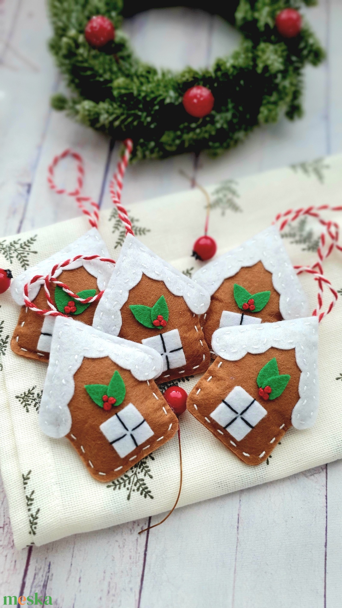 Bababarát karácsonyi filc házikók, mzeskalács - karácsony - karácsonyi lakásdekoráció - karácsonyfadíszek - Meska.hu