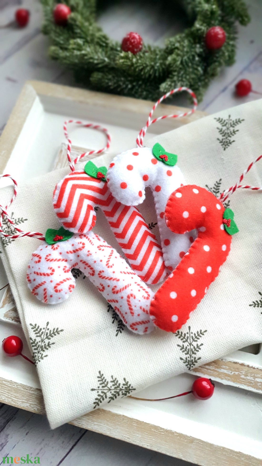 Bababarát karácsonyi filc díszek, pöttyös  - karácsony - karácsonyi lakásdekoráció - karácsonyfadíszek - Meska.hu