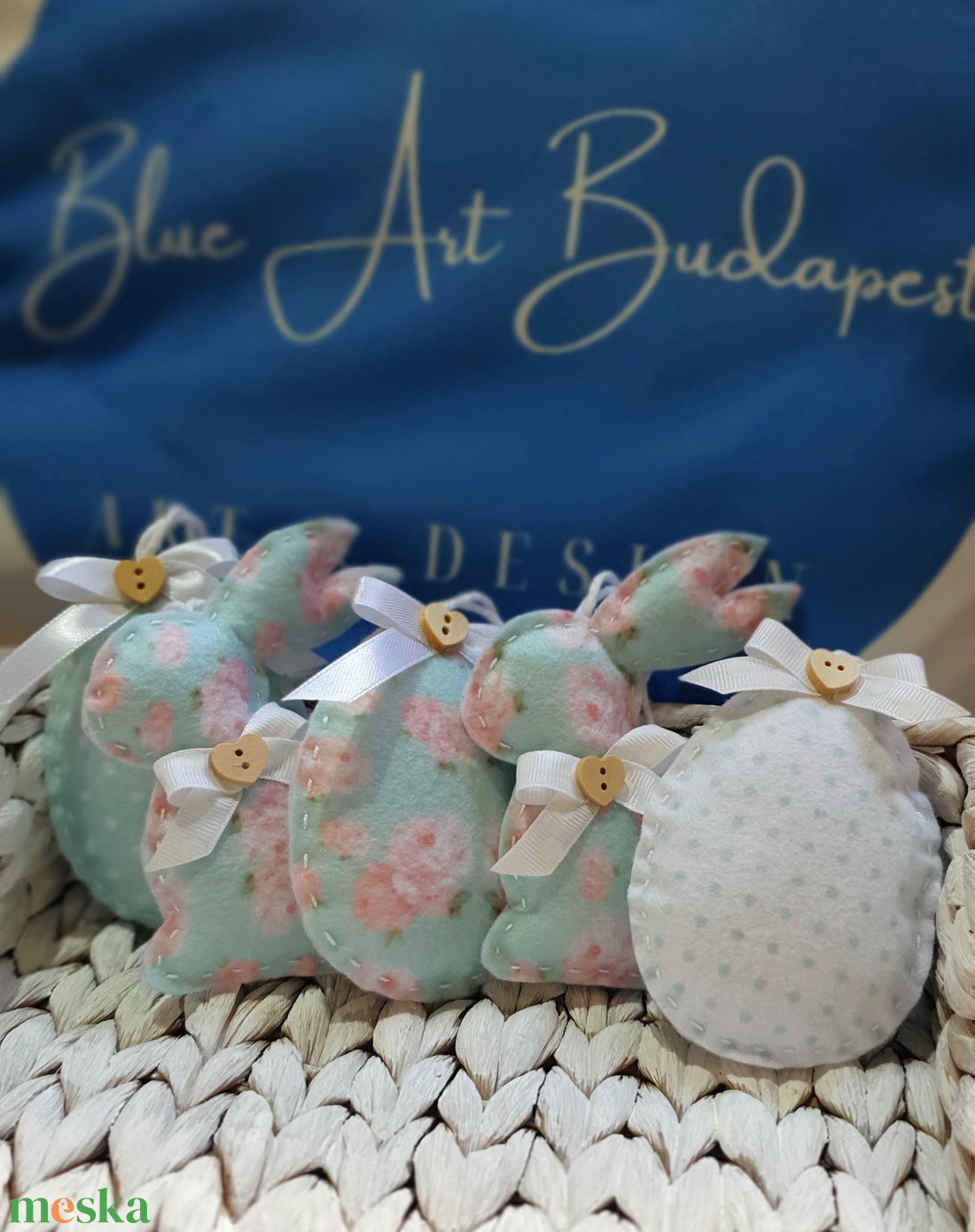 Nagyméretü húsvéti barkadíszek, rózsás nyuszik és tojás, puha filcdíszek  - ünnepi díszek, dekorációk - húsvéti díszek és dekorációk - húsvéti tojásfadíszek - Meska.hu