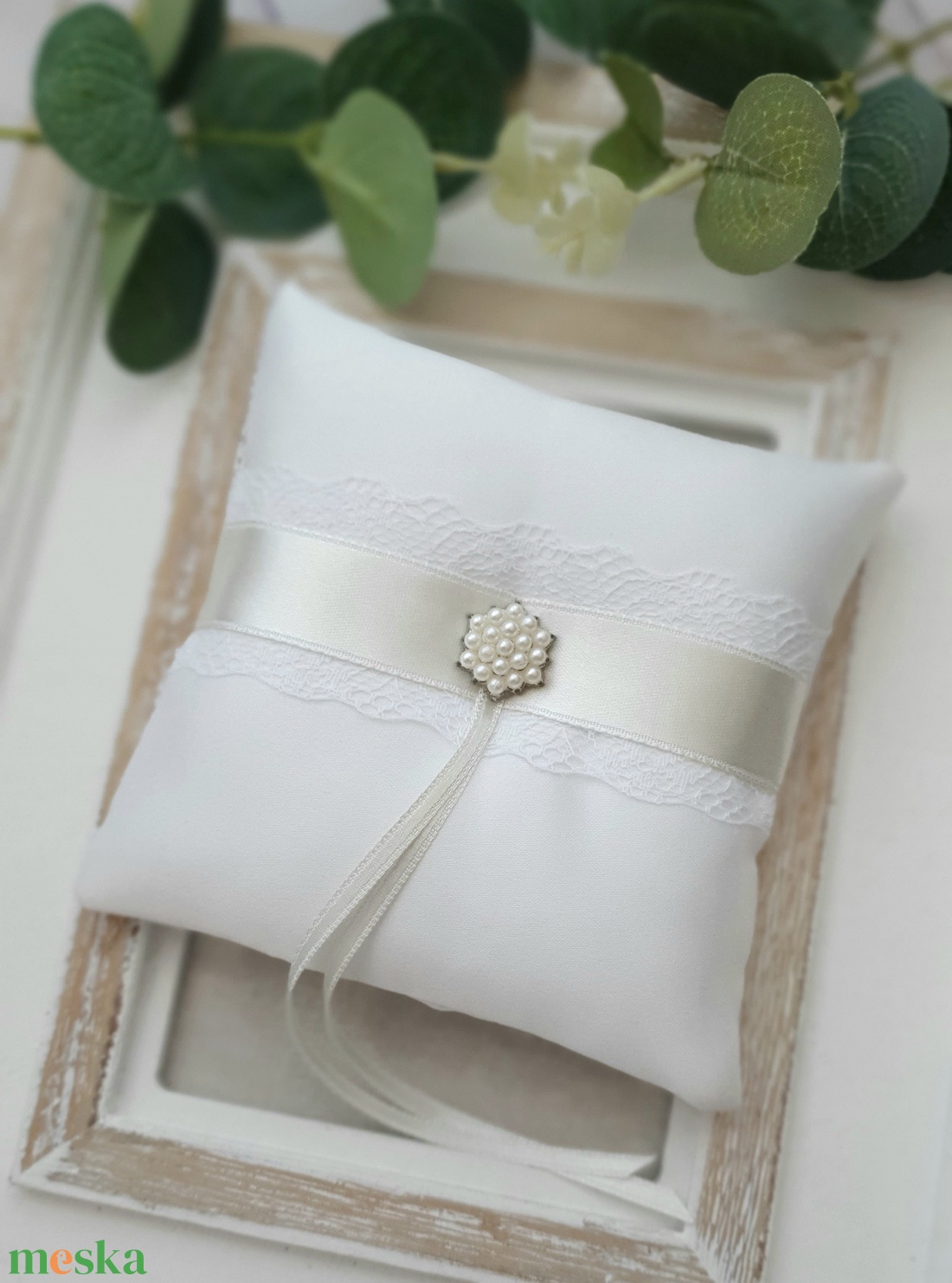 Gyűrűpárna EMILY, szatén gyűrűtartó, csipkével és brossal - esküvő - kiegészítők - gyűrűtartó & gyűrűpárna - Meska.hu