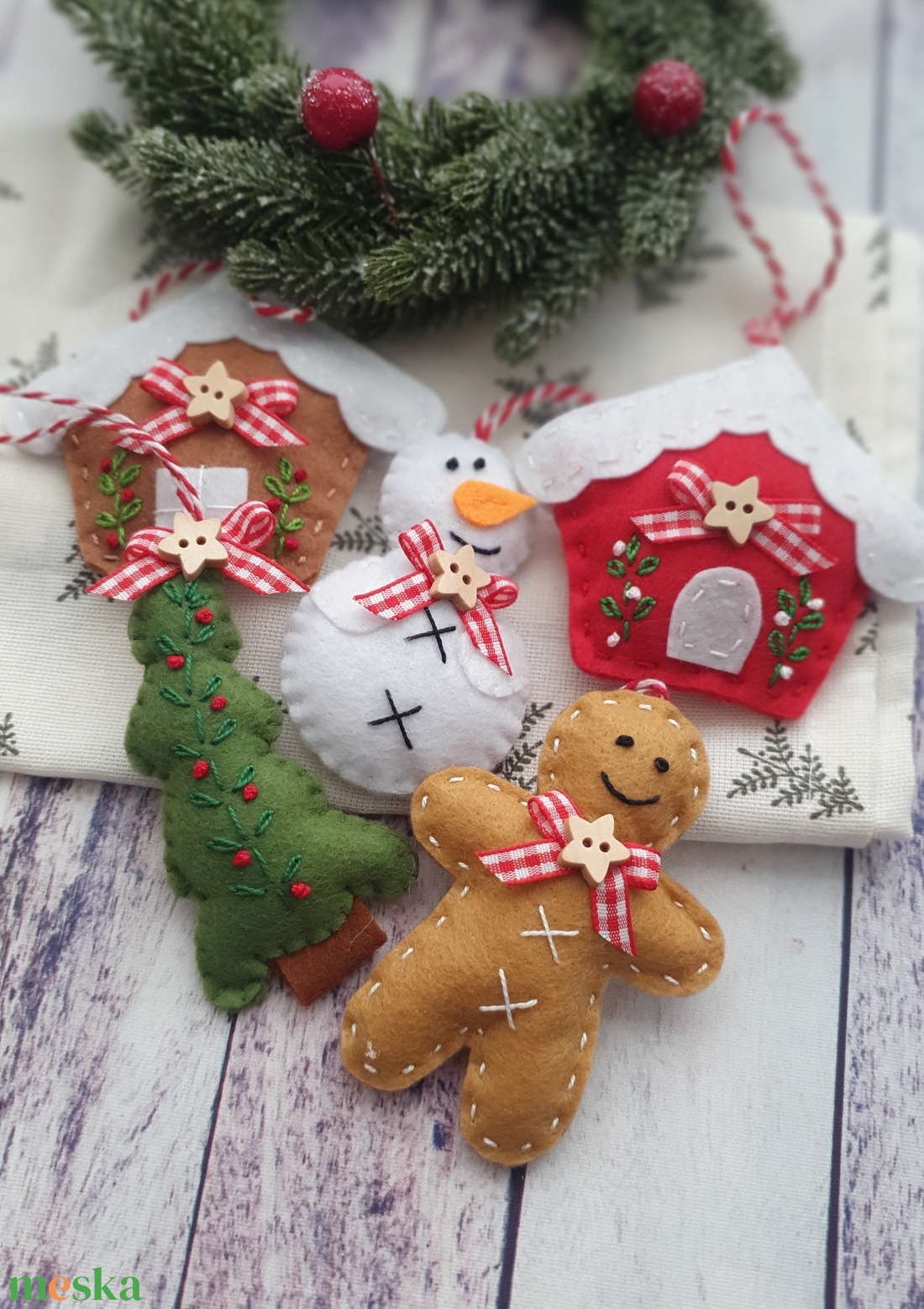 Bababarát karácsonyi filc díszek, Hóember, házikó, fenyőfa - karácsony - karácsonyi lakásdekoráció - karácsonyfadíszek - Meska.hu