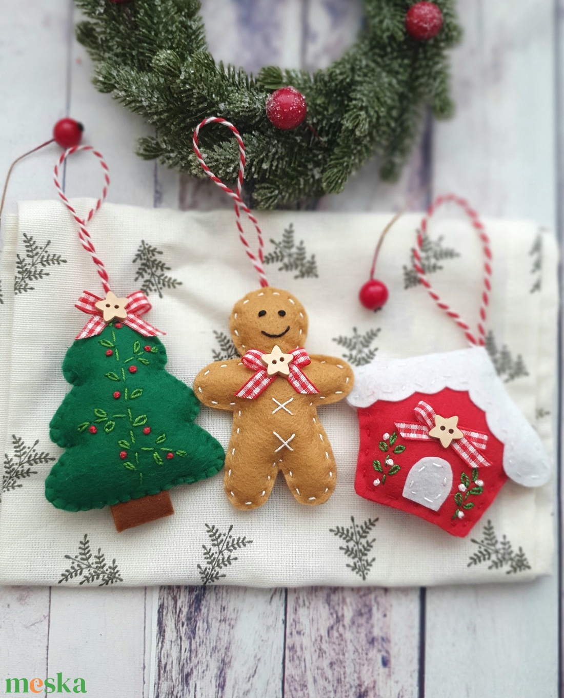 Bababarát karácsonyi filc díszek, Hóember, házikó, fenyőfa - karácsony - karácsonyi lakásdekoráció - karácsonyfadíszek - Meska.hu