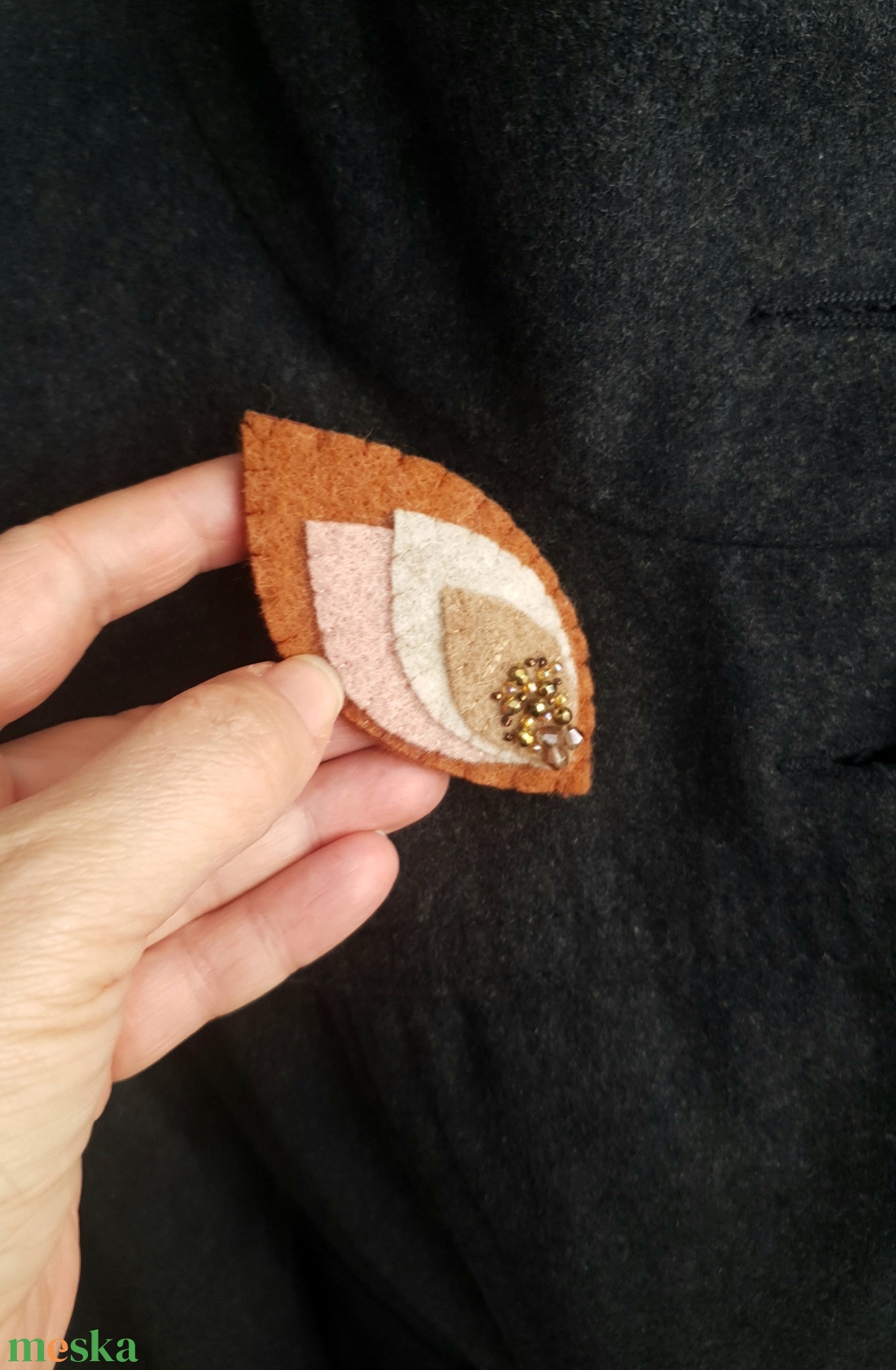 Levél formájú gyapjúfilc bross, kitűző - ékszer - kitűző és bross - Meska.hu