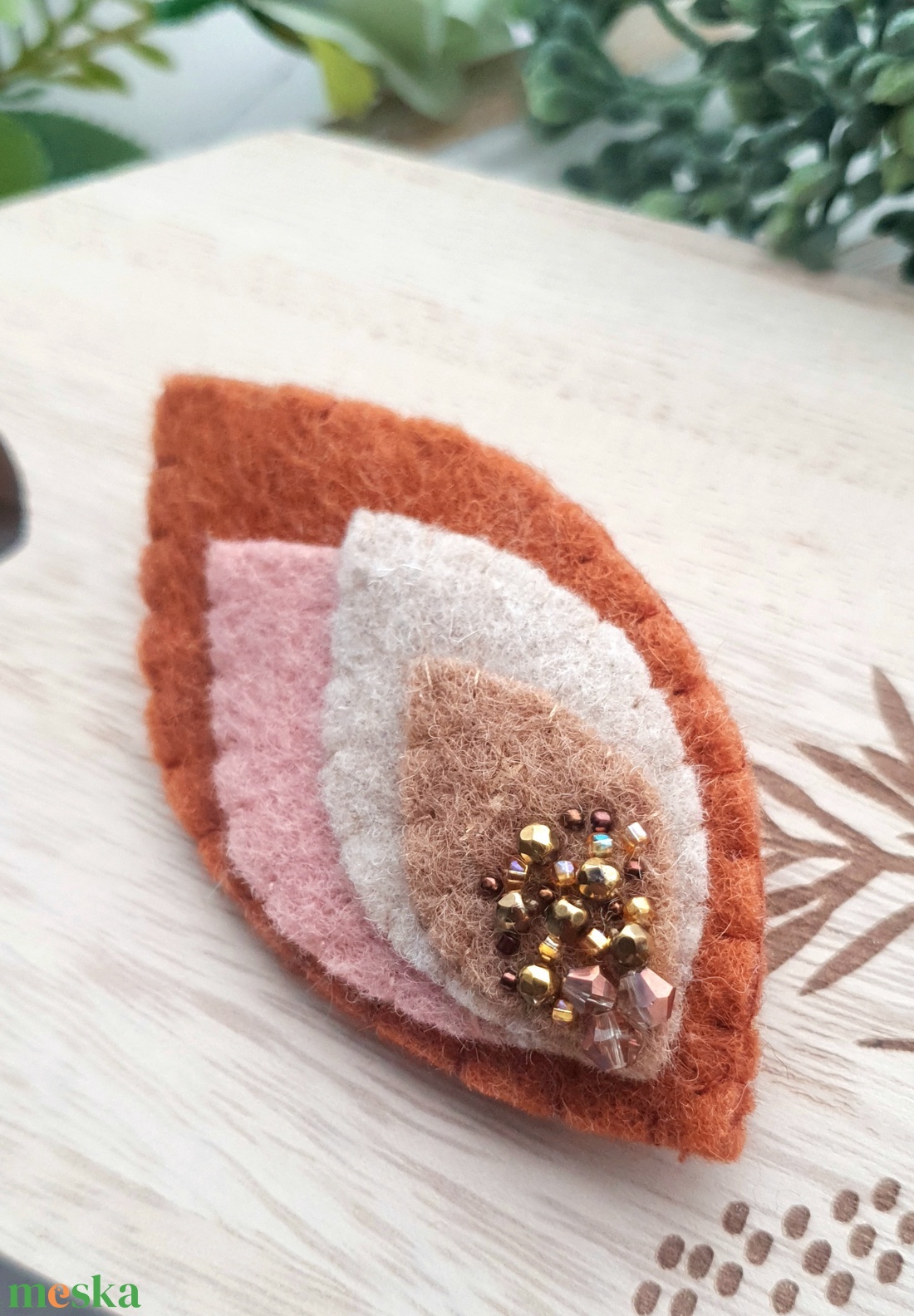 Levél formájú gyapjúfilc bross, kitűző - ékszer - kitűző és bross - Meska.hu