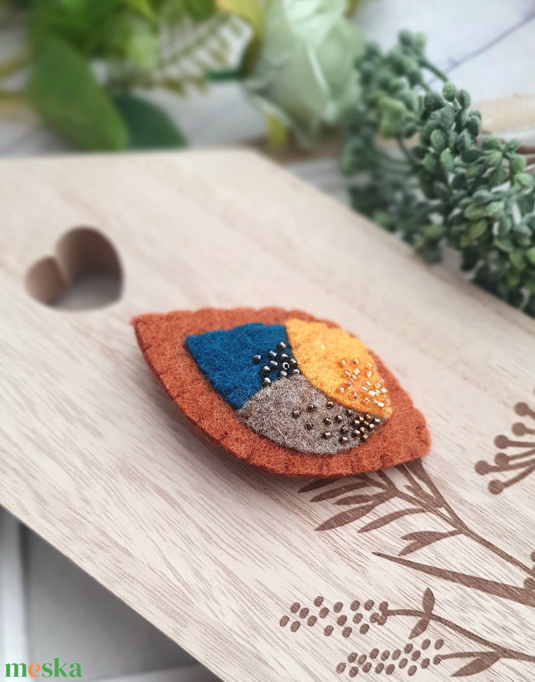 Levél formájú gyapjúfilc bross, kitűző - ékszer - kitűző és bross - Meska.hu
