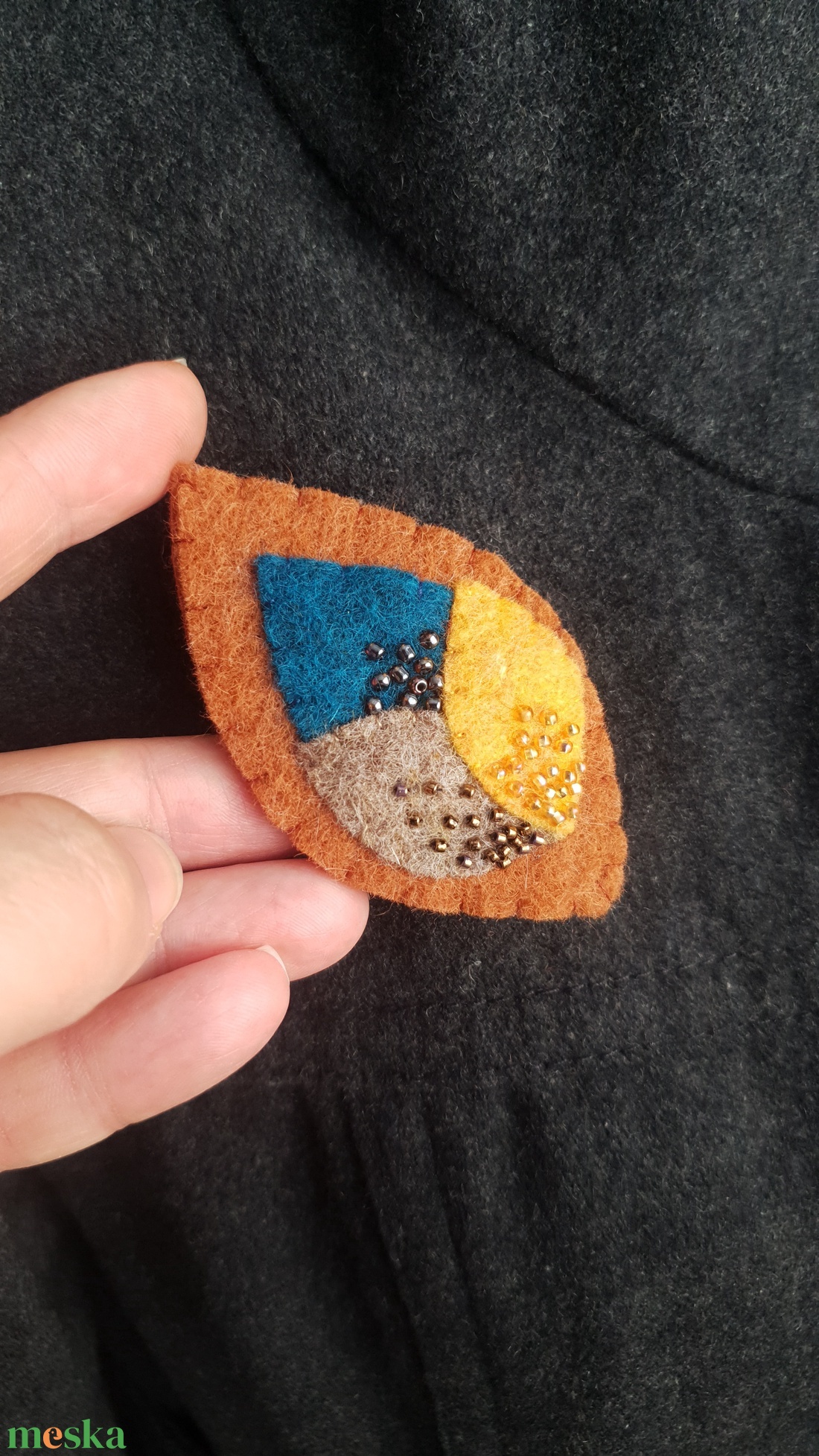 Levél formájú gyapjúfilc bross, kitűző - ékszer - kitűző és bross - Meska.hu