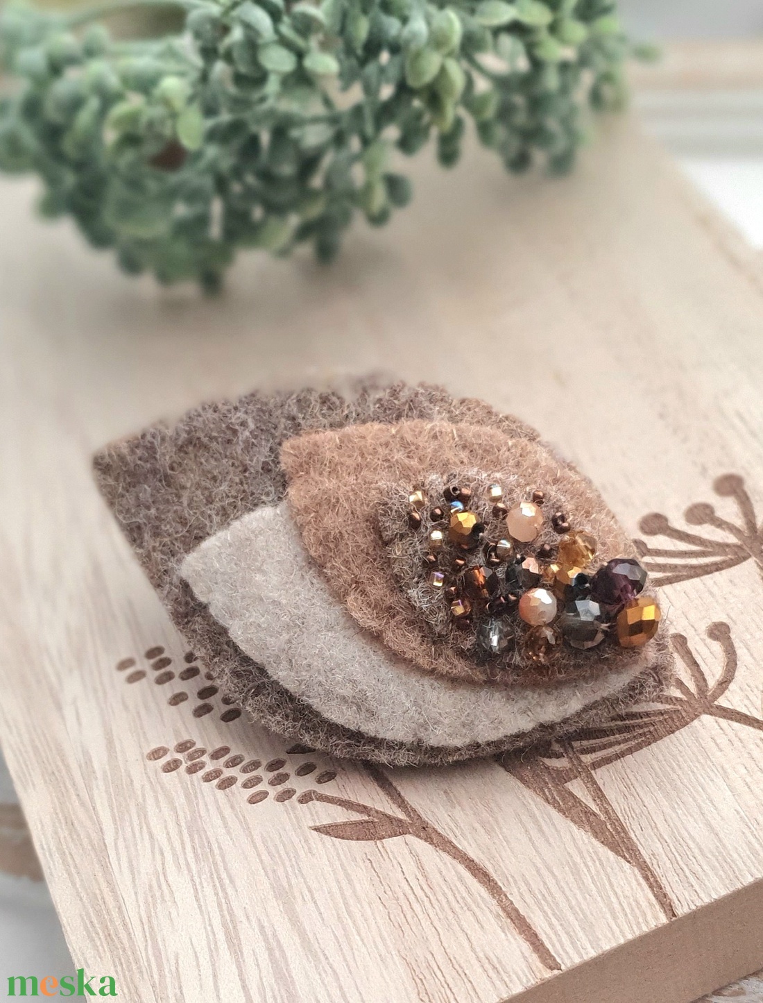 Levél formájú gyapjúfilc bross, kitűző - ékszer - kitűző és bross - Meska.hu