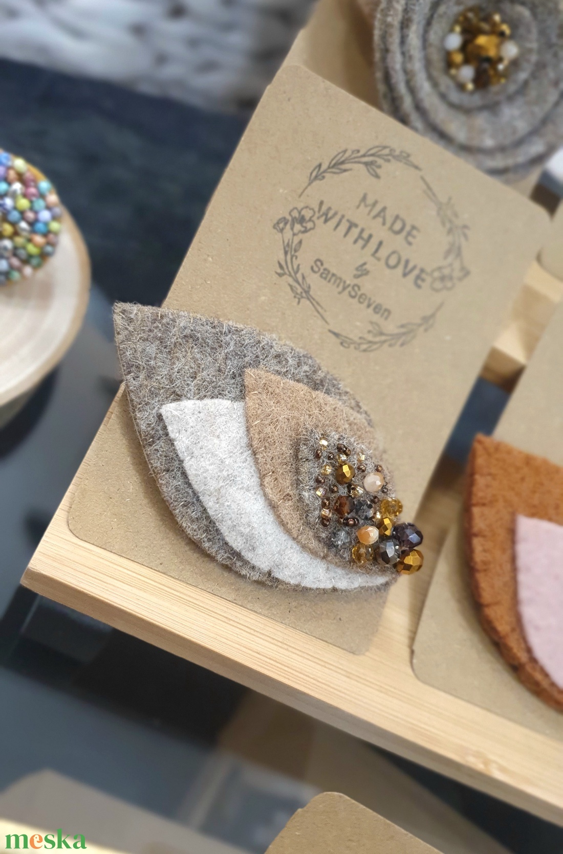 Levél formájú gyapjúfilc bross, kitűző - ékszer - kitűző és bross - Meska.hu