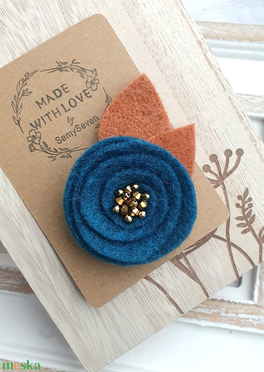 Gyapjúfilc bross, kitűző - ékszer - kitűző és bross - Meska.hu