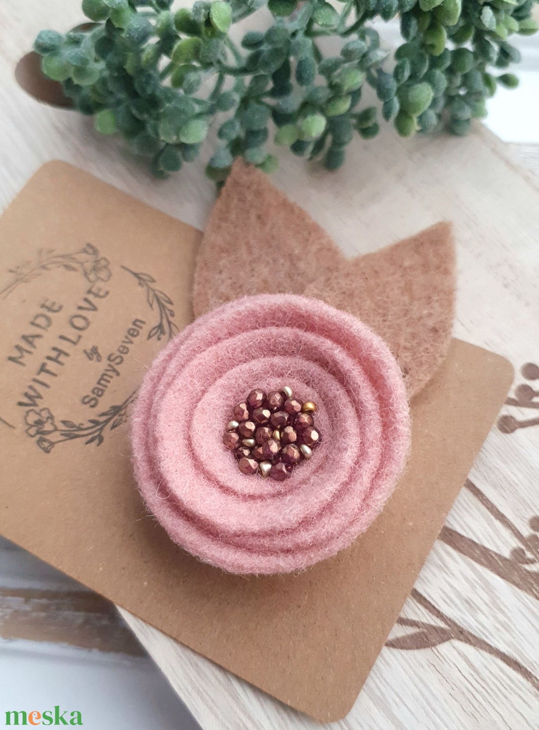 Gyapjúfilc bross, kitűző - ékszer - kitűző és bross - Meska.hu