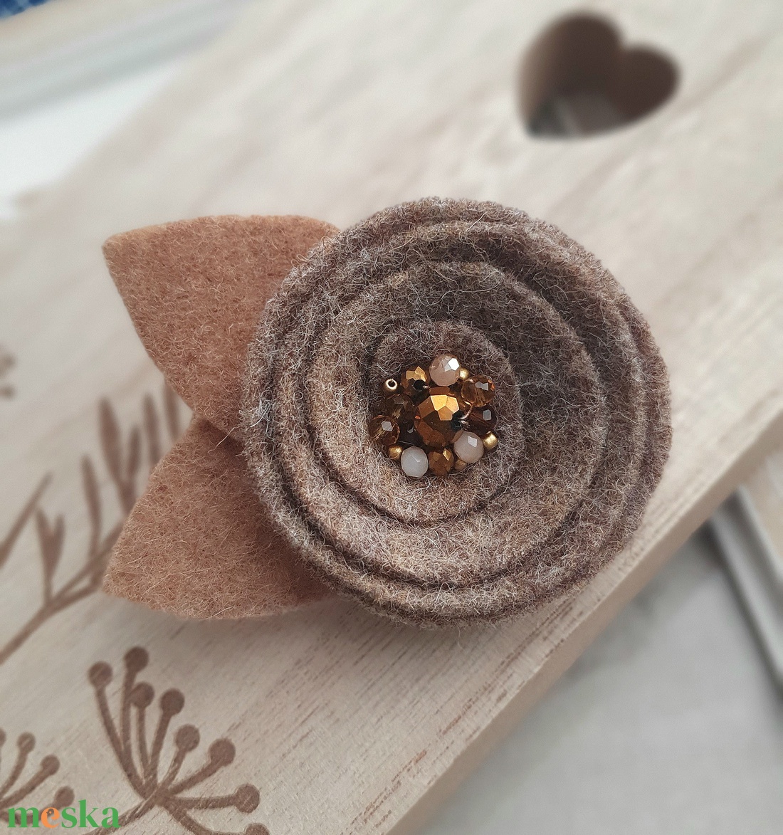 Gyapjúfilc bross, kitűző - ékszer - kitűző és bross - Meska.hu