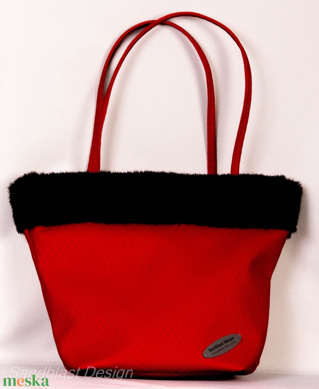 Vagány ökobőr piros shopper bag fekete szőrmével díszítve - táska & tok - variálható táska - Meska.hu Vagány ökobőr piros shopper bag fekete szőrmével díszítve - táska & tok - variálható táska - Meska.hu