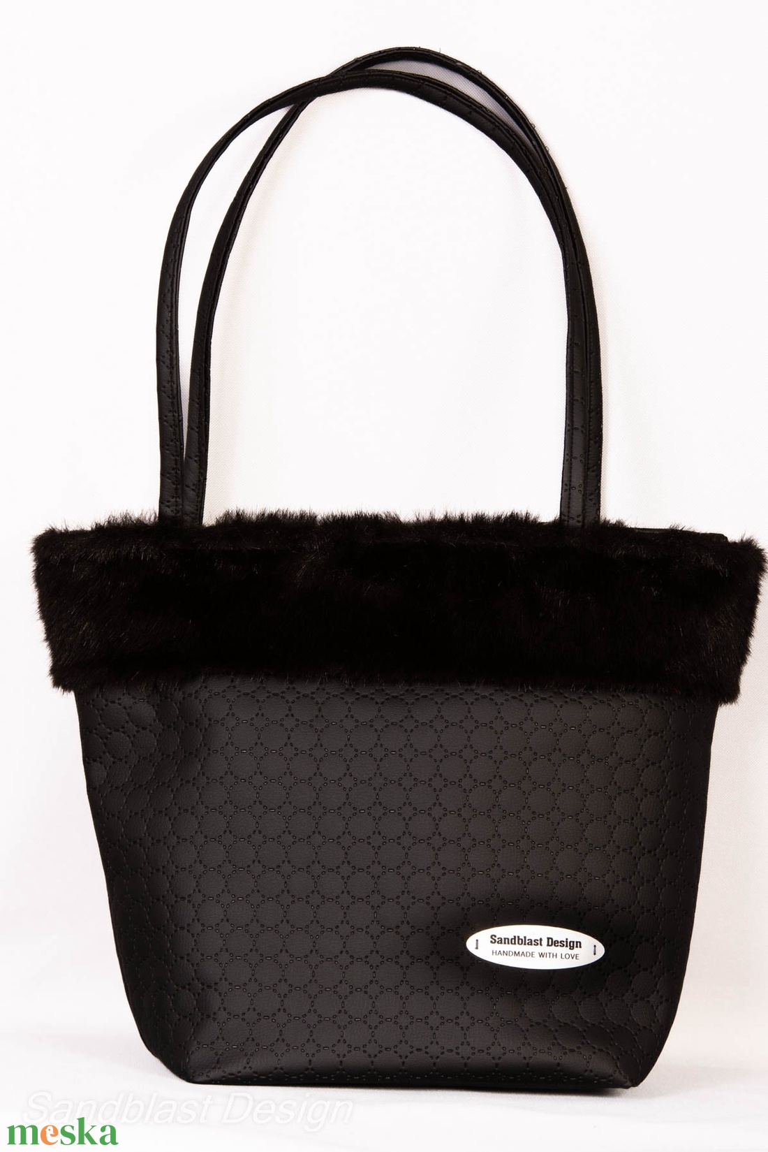 Vagány műbőr fekete shopper bag fekete szőrmével díszítve - táska & tok - variálható táska - Meska.hu Vagány műbőr fekete shopper bag fekete szőrmével díszítve - táska & tok - variálható táska - Meska.hu