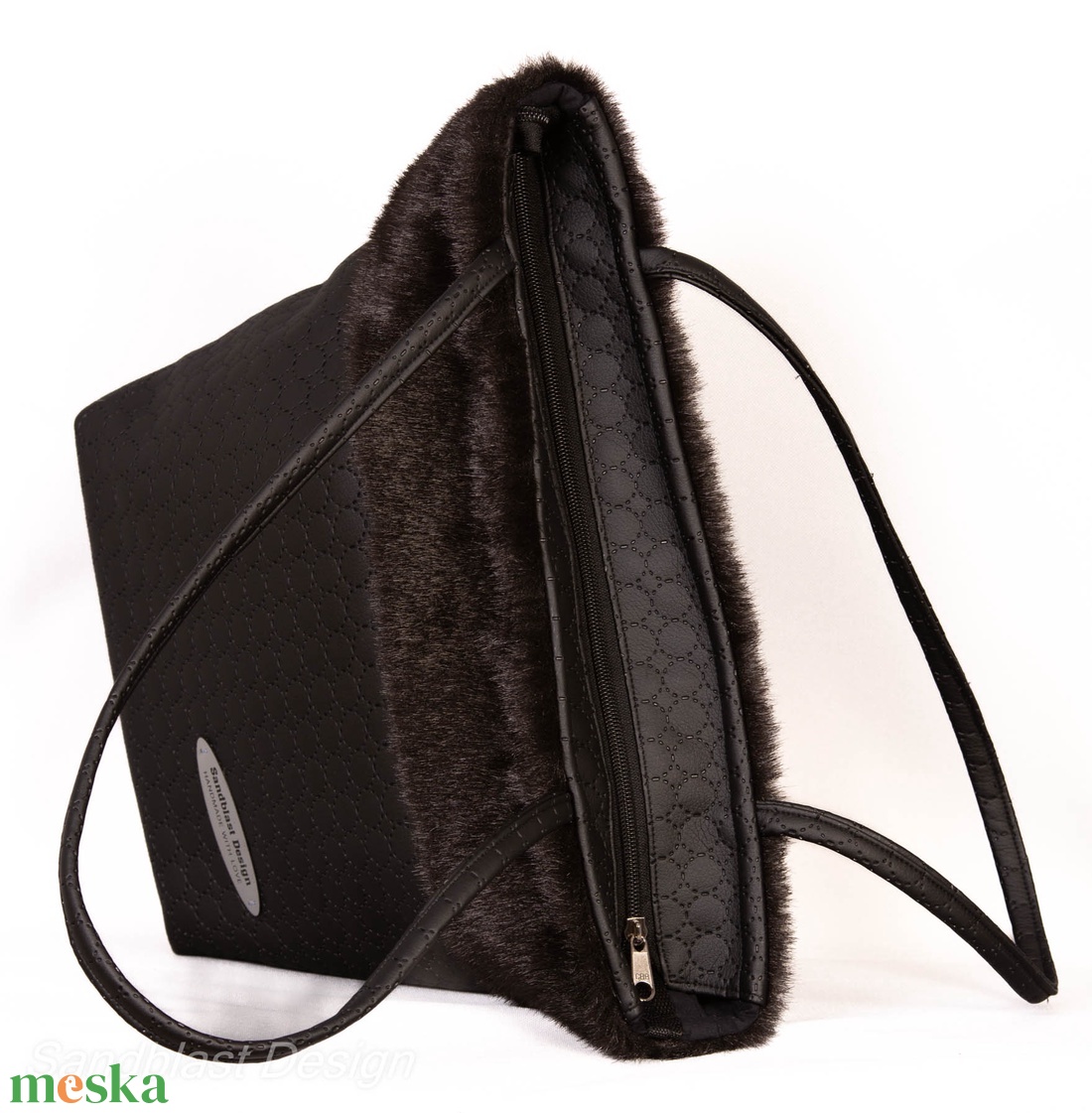Vagány műbőr fekete shopper bag fekete szőrmével díszítve - táska & tok - variálható táska - Meska.hu Vagány műbőr fekete shopper bag fekete szőrmével díszítve - táska & tok - variálható táska - Meska.hu