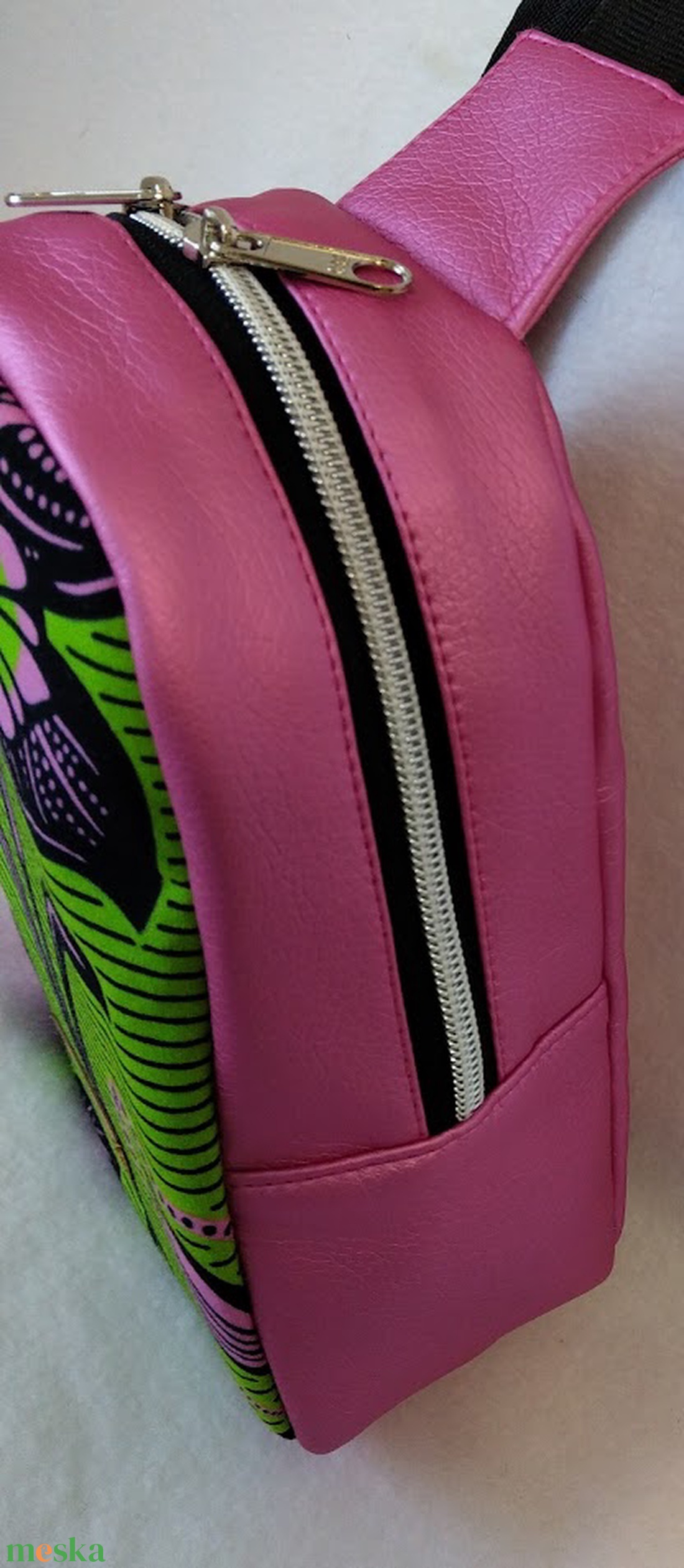 Afrika varázsa Mini hátizsák fényes pink ökóbőr/ zöld alapon pink virág minta motívummal - táska & tok - kézitáska & válltáska - vállon átvethető táska - Meska.hu Afrika varázsa Mini hátizsák fényes pink ökóbőr/ zöld alapon pink virág minta motívummal - táska & tok - kézitáska & válltáska - vállon átvethető táska - Meska.hu