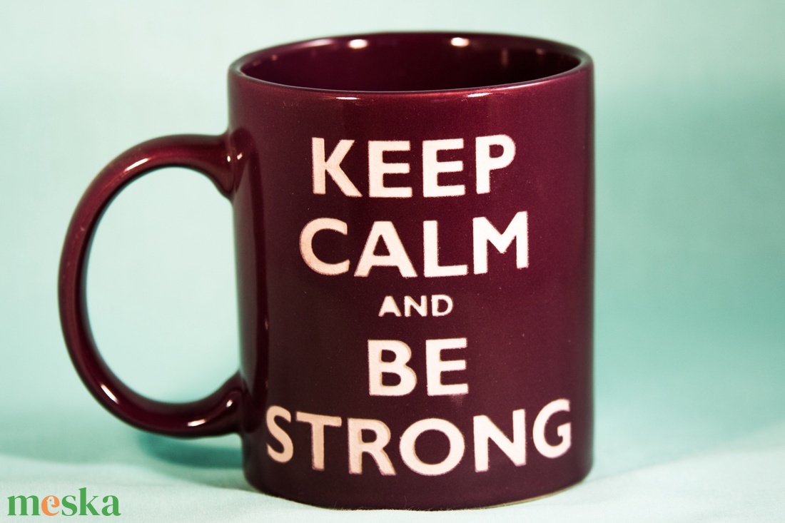 KEEP CALM AND BE STRONG-homokgravirozott bögre - otthon & életmód - konyhafelszerelés, tálalás - tálalás - bögre & csésze - Meska.hu