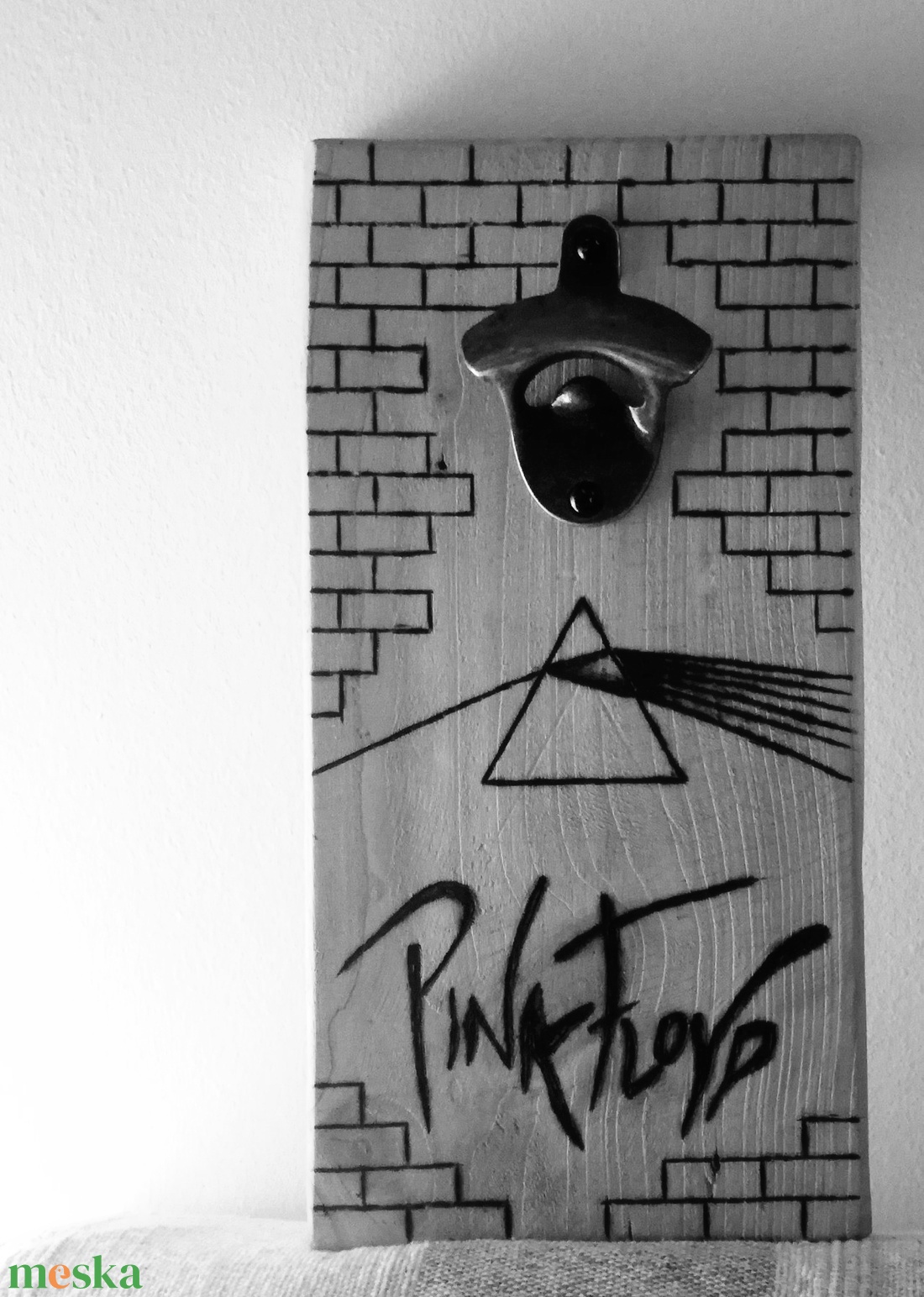 Pink Floyd fali sörnyitó - otthon & életmód - konyhafelszerelés, tálalás - italos kellékek - sörnyitó - Meska.hu Pink Floyd fali sörnyitó - otthon & életmód - konyhafelszerelés, tálalás - italos kellékek - sörnyitó - Meska.hu
