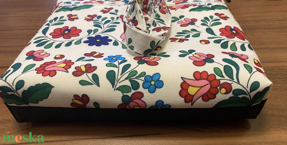 Kalocsai mintás, vízlepergetős, külső zsebes oldal - táska & tok - bevásárlás & shopper táska - kenyeres zsák - Meska.hu Kalocsai mintás, vízlepergetős, külső zsebes oldal - táska & tok - bevásárlás & shopper táska - kenyeres zsák - Meska.hu
