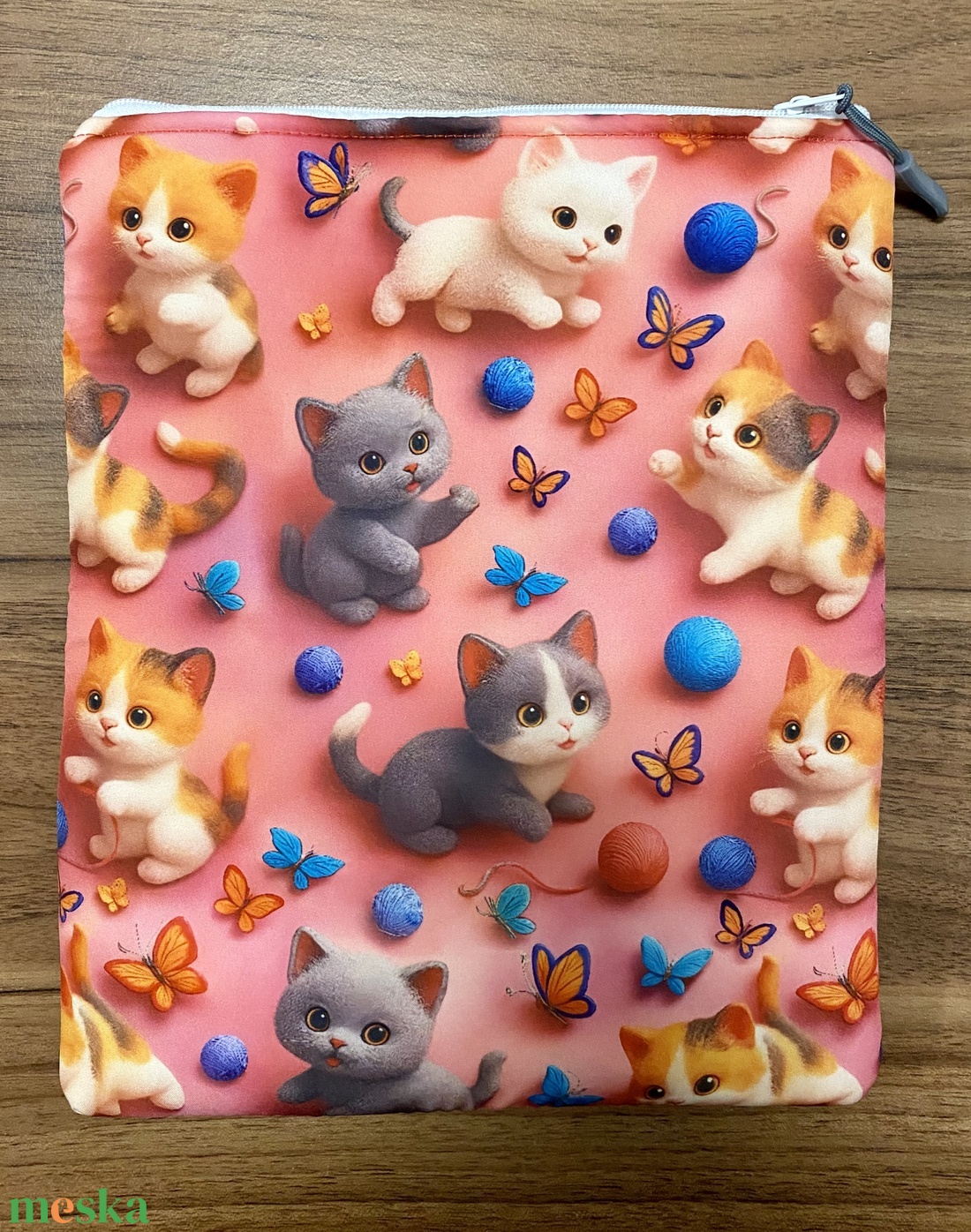 Játékos cicák� cipzáras könyvvédő - otthon & életmód - papír, írószer - könyv- és füzetborító - Meska.hu