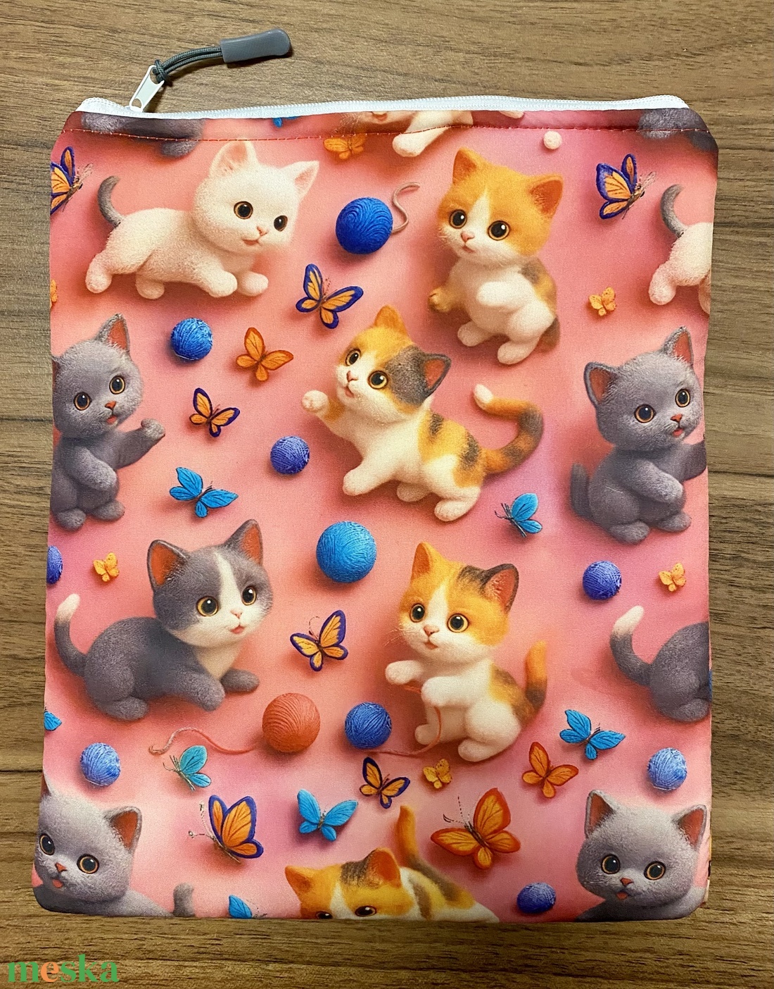 Játékos cicák� cipzáras könyvvédő - otthon & életmód - papír, írószer - könyv- és füzetborító - Meska.hu