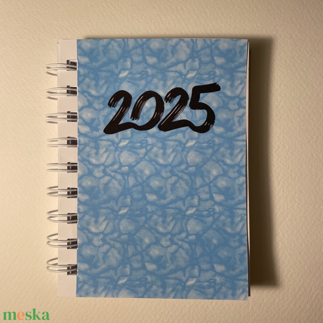 2025-ös egyedi kisméretű női határidőnapló ajándék extra oldalakkal, matricákkal - otthon & életmód - papír, írószer - naptár & tervező - Meska.hu