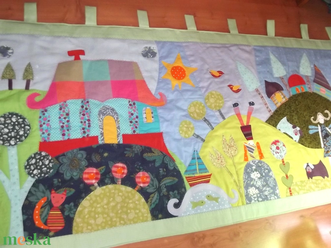 Tornácos házas, kerti tavacskás, tündéres, manós falvédő, 150 x 70 cm - otthon & életmód - babaszoba, gyerekszoba - falvédő gyerekszobába - Meska.hu Tornácos házas, kerti tavacskás, tündéres, manós falvédő, 150 x 70 cm - otthon & életmód - babaszoba, gyerekszoba - falvédő gyerekszobába - Meska.hu