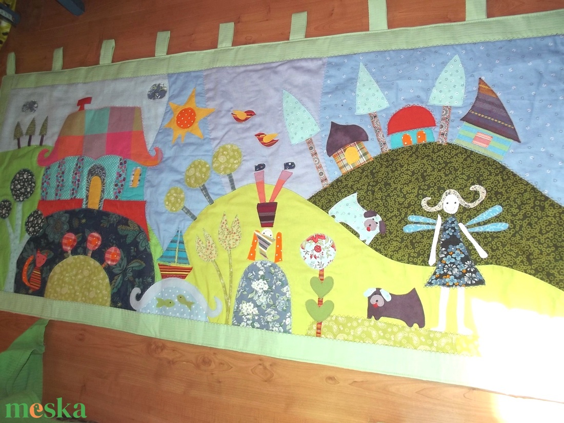 Tornácos házas, kerti tavacskás, tündéres, manós falvédő, 150 x 70 cm - otthon & életmód - babaszoba, gyerekszoba - falvédő gyerekszobába - Meska.hu Tornácos házas, kerti tavacskás, tündéres, manós falvédő, 150 x 70 cm - otthon & életmód - babaszoba, gyerekszoba - falvédő gyerekszobába - Meska.hu