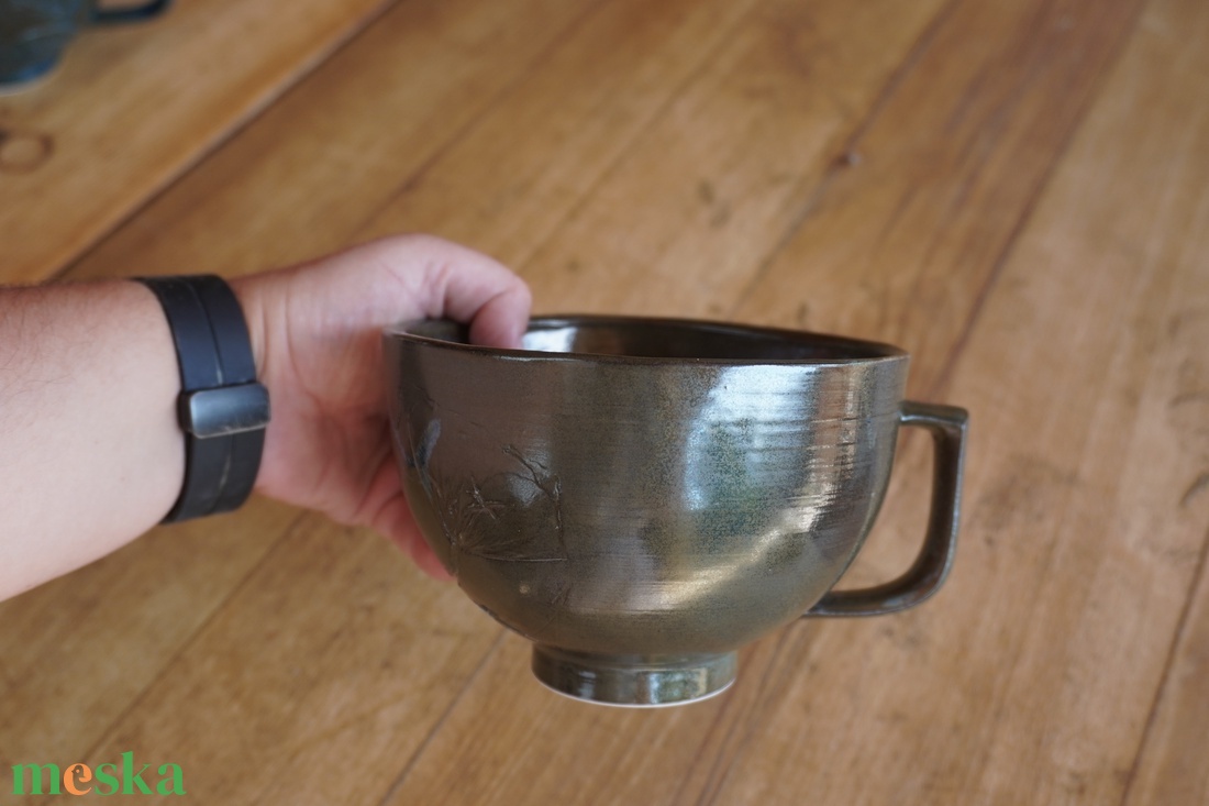 600 ml-es kézműves kerámia nagybögre � mélykék-bronzos mázzal, növényi mintával - otthon & életmód - konyhafelszerelés, tálalás - tálalás - bögre & csésze - Meska.hu