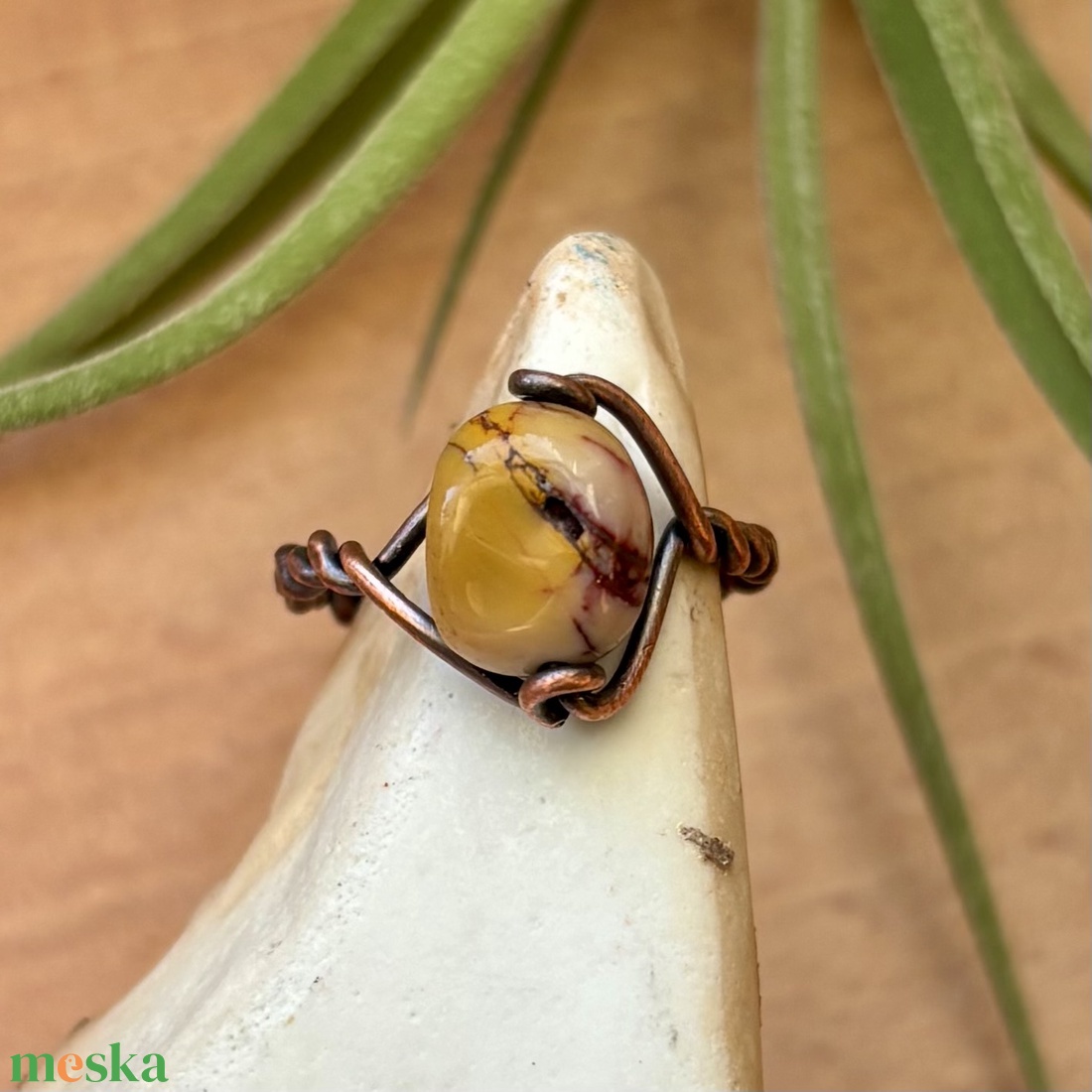 SaraZ // Amber Dune gyűrű mookait jáspissal - ékszer - gyűrű - gyöngyös gyűrű - Meska.hu