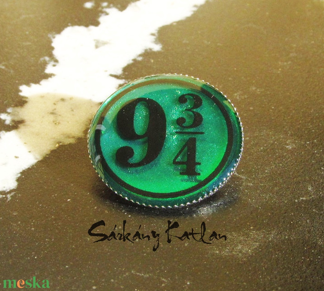 9 és 3/4 vágány, Harry Potter kitűző - ékszer - kitűző és bross - kitűző - Meska.hu 9 és 3/4 vágány, Harry Potter kitűző - ékszer - kitűző és bross - kitűző - Meska.hu