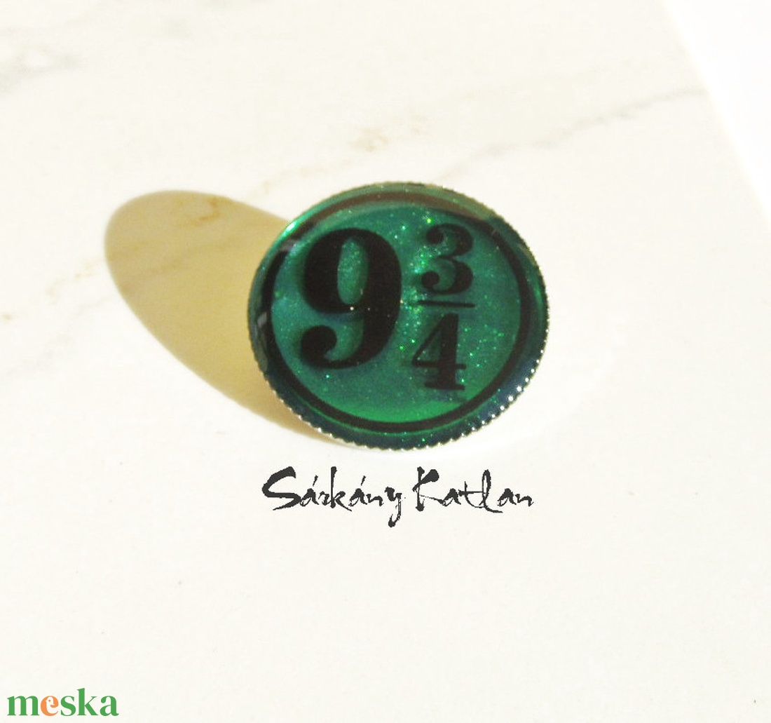 9 és 3/4 vágány, Harry Potter kitűző - ékszer - kitűző és bross - kitűző - Meska.hu 9 és 3/4 vágány, Harry Potter kitűző - ékszer - kitűző és bross - kitűző - Meska.hu