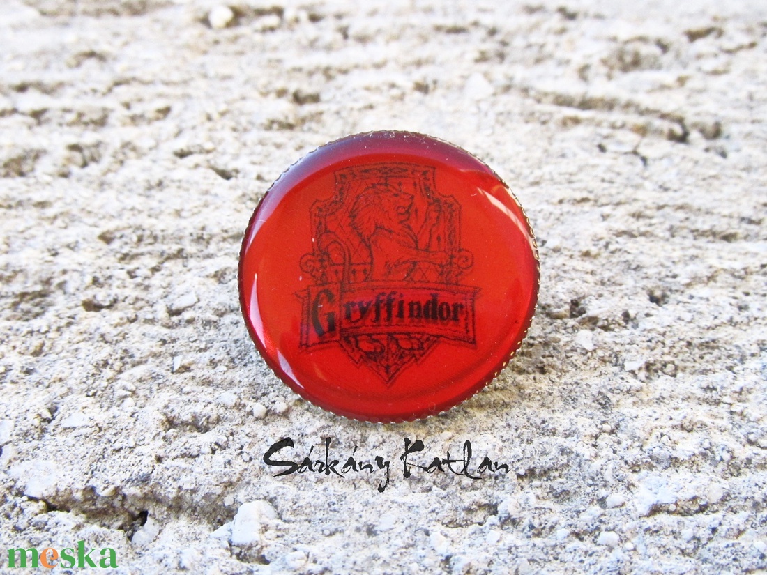 Griffendél címer, Harry Potter kitűző - ékszer - kitűző és bross - kitűző - Meska.hu Griffendél címer, Harry Potter kitűző - ékszer - kitűző és bross - kitűző - Meska.hu