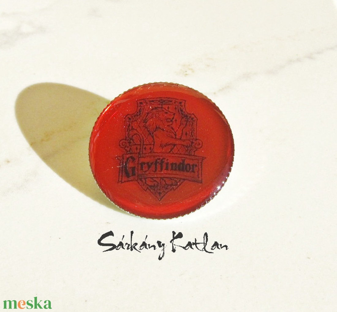 Griffendél címer, Harry Potter kitűző - ékszer - kitűző és bross - kitűző - Meska.hu Griffendél címer, Harry Potter kitűző - ékszer - kitűző és bross - kitűző - Meska.hu
