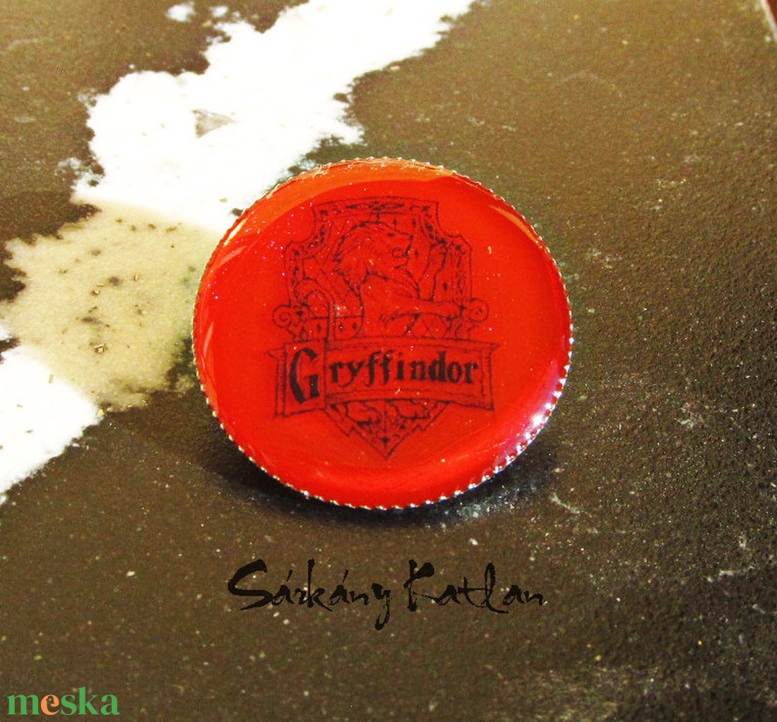 Griffendél címer, Harry Potter kitűző - ékszer - kitűző és bross - kitűző - Meska.hu Griffendél címer, Harry Potter kitűző - ékszer - kitűző és bross - kitűző - Meska.hu