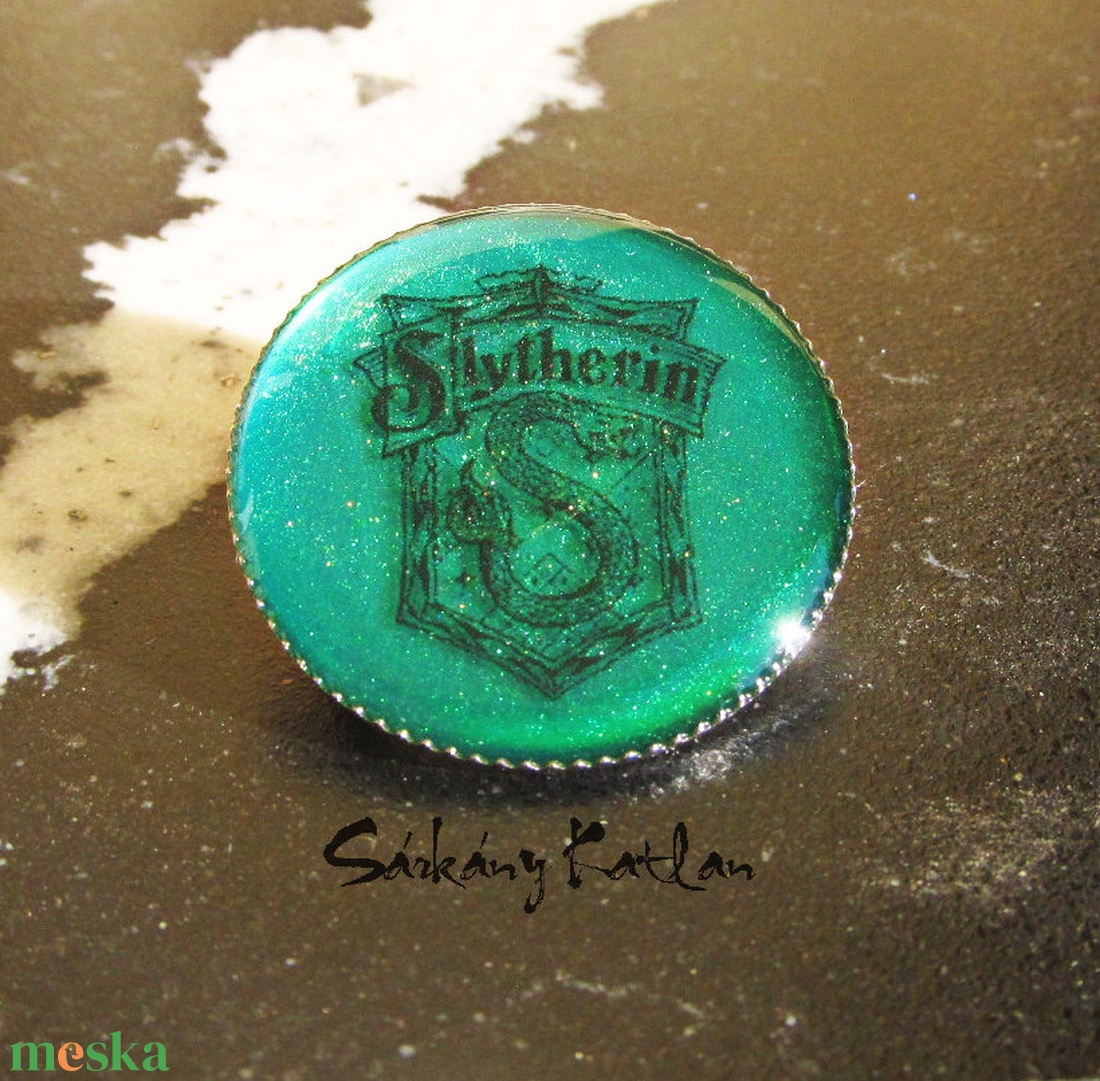Mardekár címer, Harry Potter kitűző - ékszer - kitűző és bross - kitűző - Meska.hu Mardekár címer, Harry Potter kitűző - ékszer - kitűző és bross - kitűző - Meska.hu