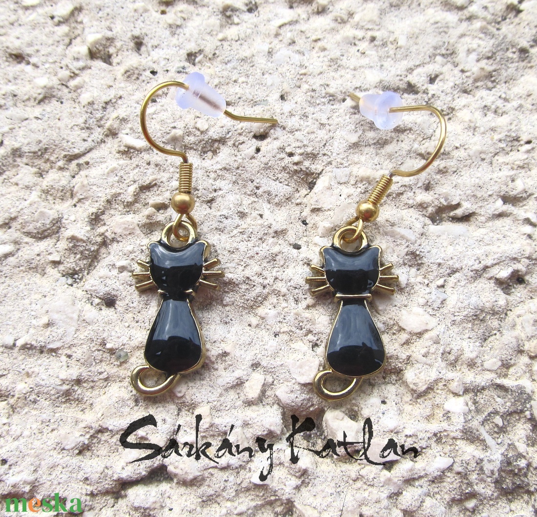 Fekete cica fülbevaló - ékszer - fülbevaló - lógó fülbevaló - Meska.hu