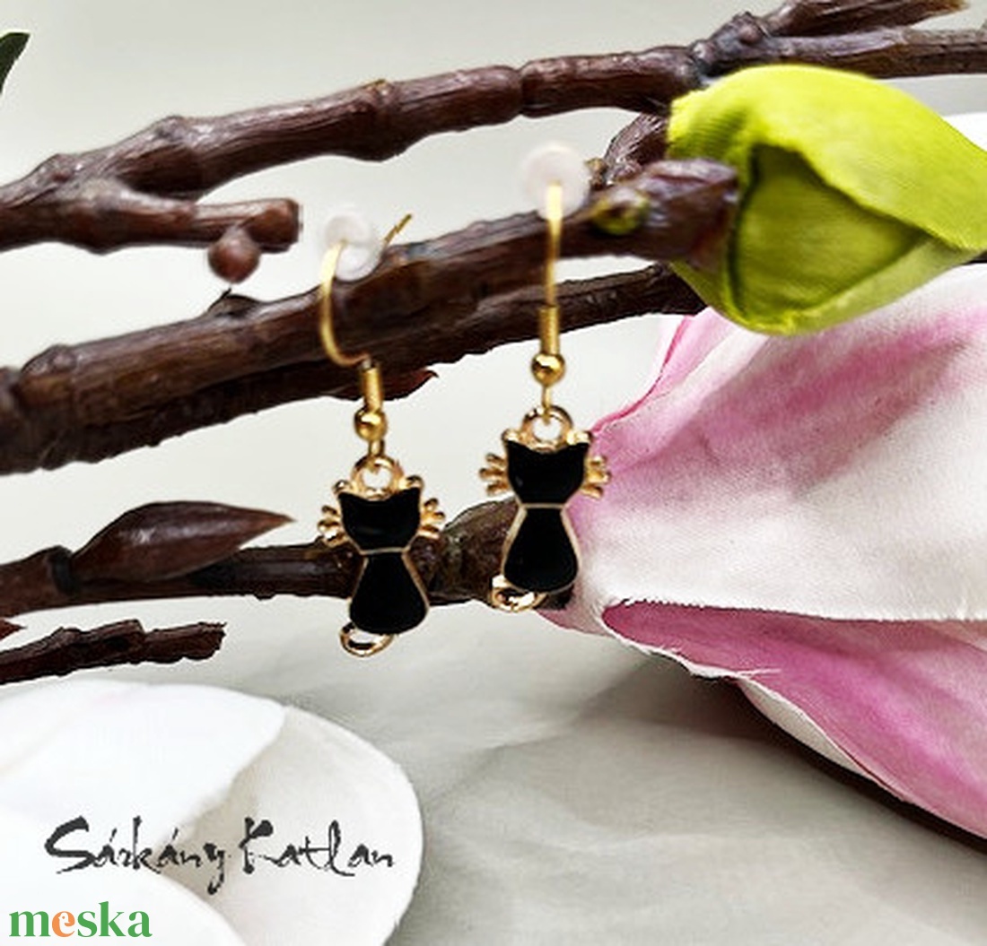 Fekete cica fülbevaló - ékszer - fülbevaló - lógó fülbevaló - Meska.hu