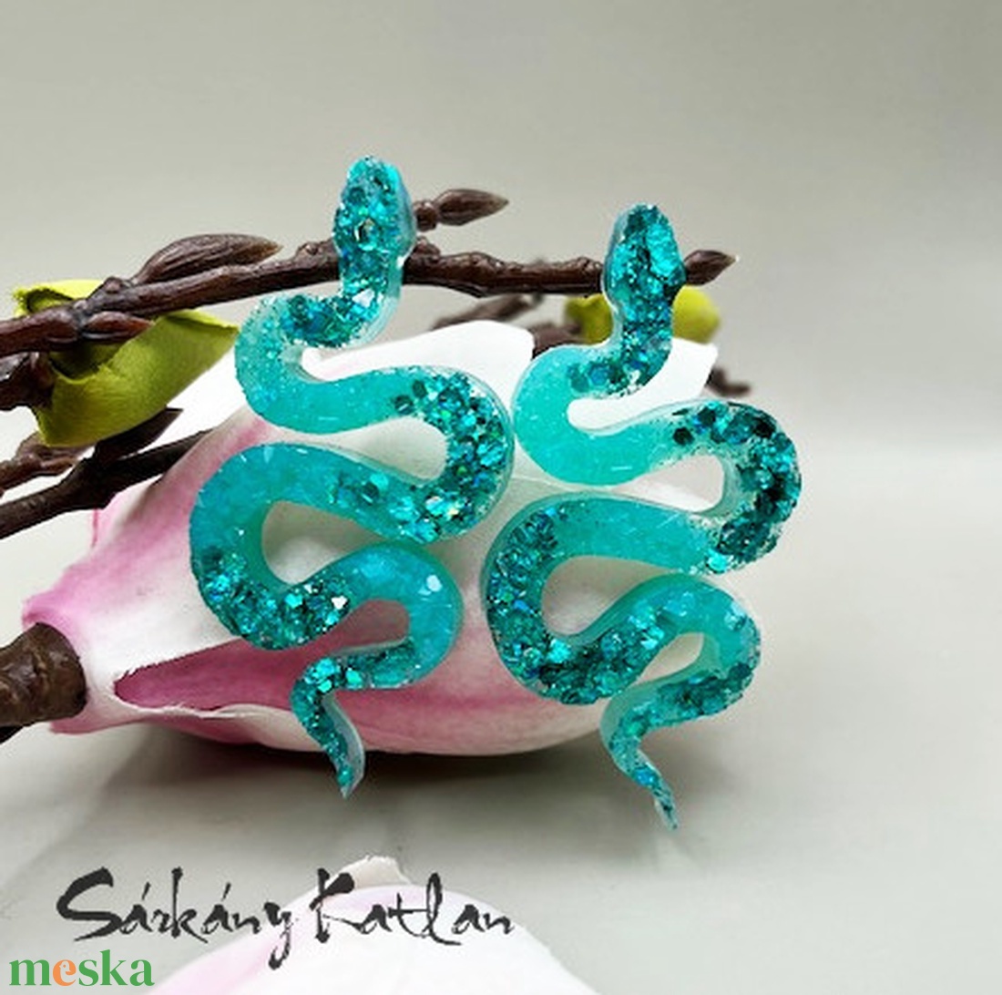 Türkiz kígyó bedugós fülbevaló - ékszer - fülbevaló - lógó fülbevaló - Meska.hu