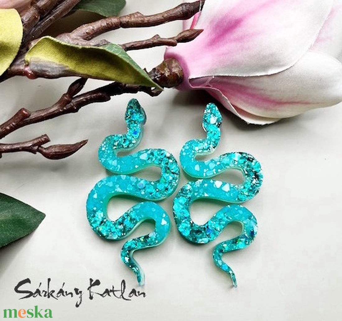 Türkiz kígyó bedugós fülbevaló - ékszer - fülbevaló - lógó fülbevaló - Meska.hu