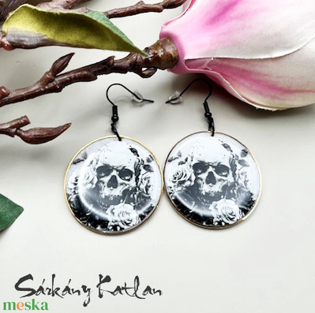 Gótikus, koponyás lógós fülbevaló - ékszer - fülbevaló - lógós kerek fülbevaló - Meska.hu