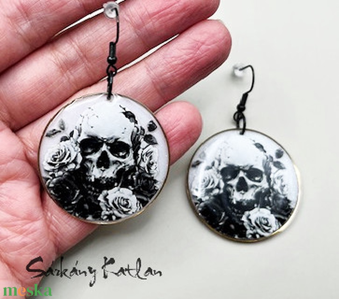 Gótikus, koponyás lógós fülbevaló - ékszer - fülbevaló - lógós kerek fülbevaló - Meska.hu