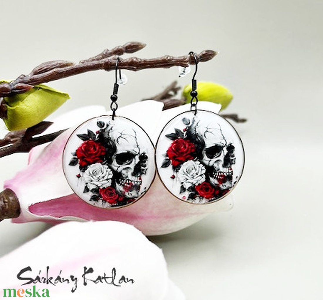 Gótikus, koponyás lógós fülbevaló - ékszer - fülbevaló - lógós kerek fülbevaló - Meska.hu