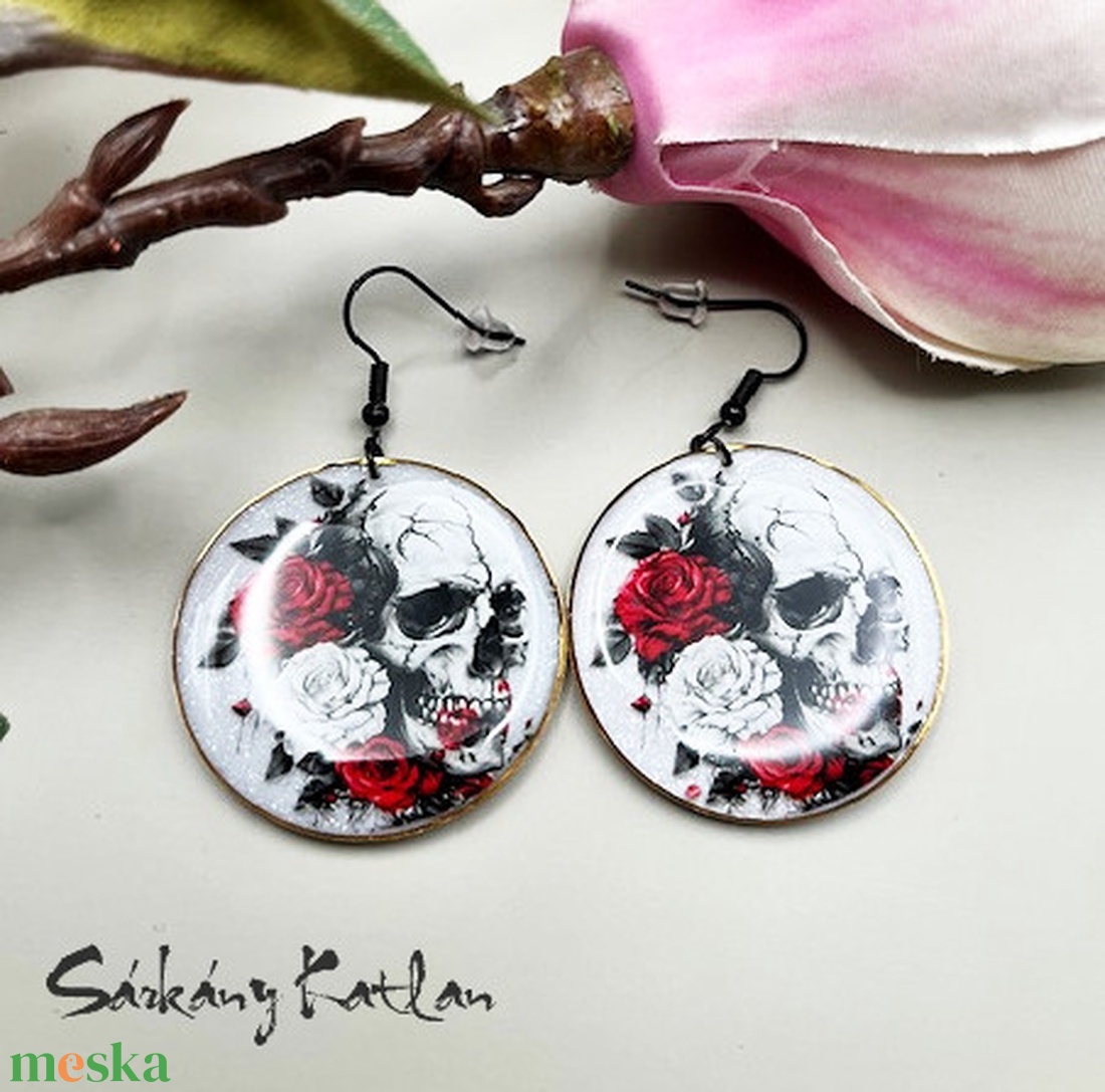 Gótikus, koponyás lógós fülbevaló - ékszer - fülbevaló - lógós kerek fülbevaló - Meska.hu