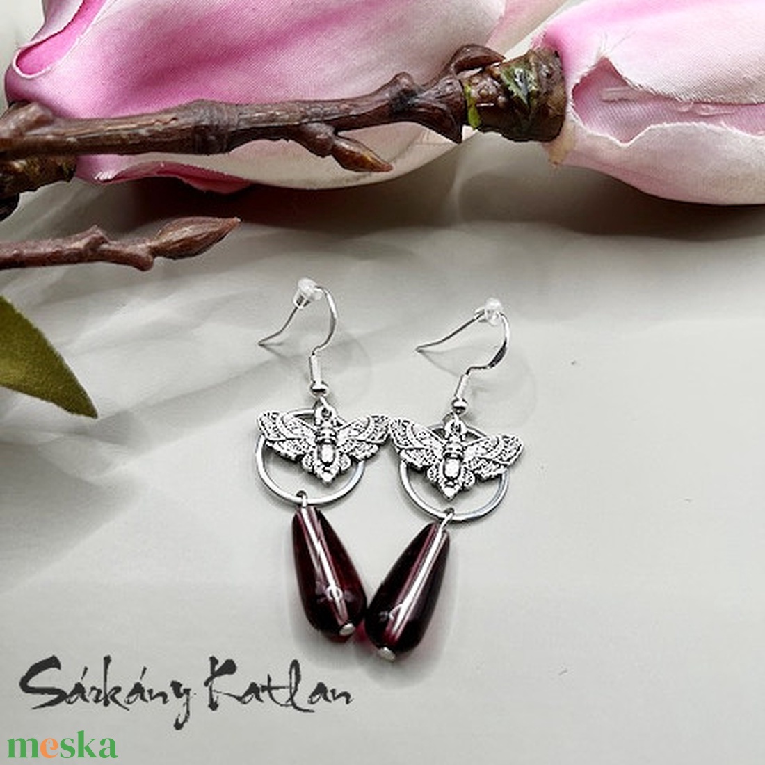 Halálfejes lepke és gyöngy, lógós fülbevaló - ékszer - fülbevaló - lógó fülbevaló - Meska.hu