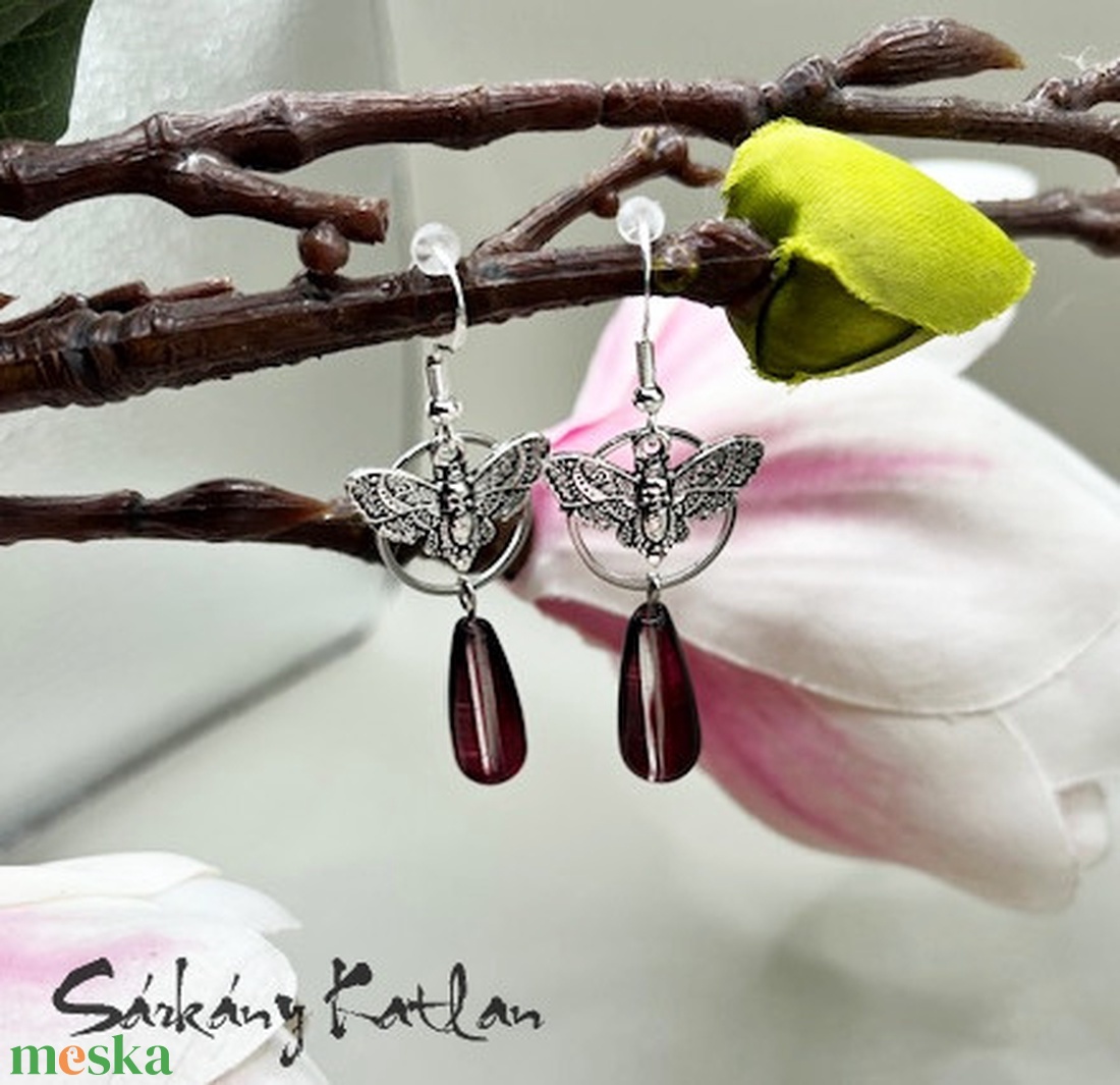 Halálfejes lepke és gyöngy, lógós fülbevaló - ékszer - fülbevaló - lógó fülbevaló - Meska.hu