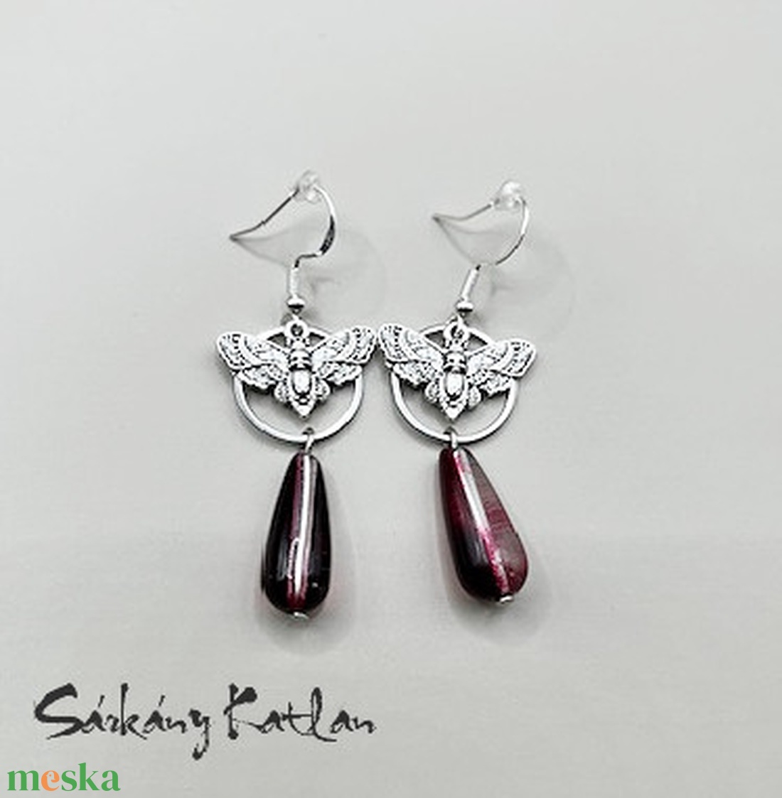 Halálfejes lepke és gyöngy, lógós fülbevaló - ékszer - fülbevaló - lógó fülbevaló - Meska.hu