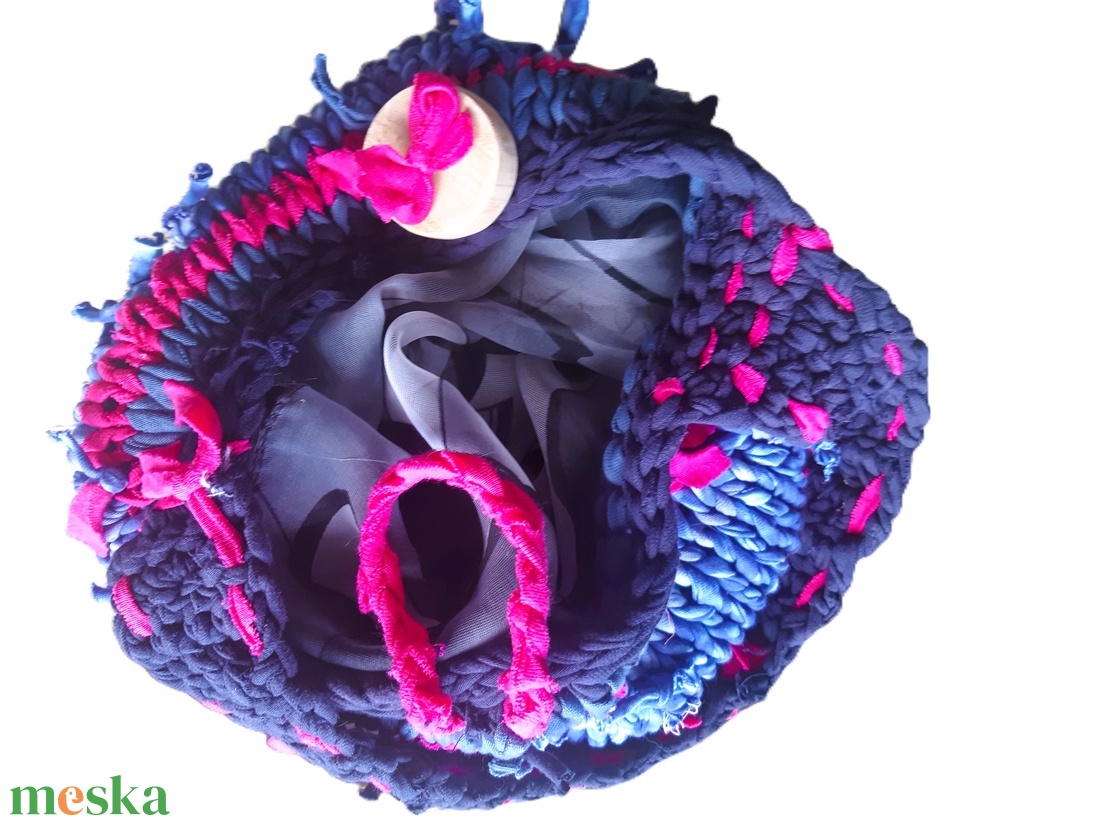 Színes bohó válltáska, saját készítésű fa gombbal - táska & tok - kézitáska & válltáska - válltáska - Meska.hu