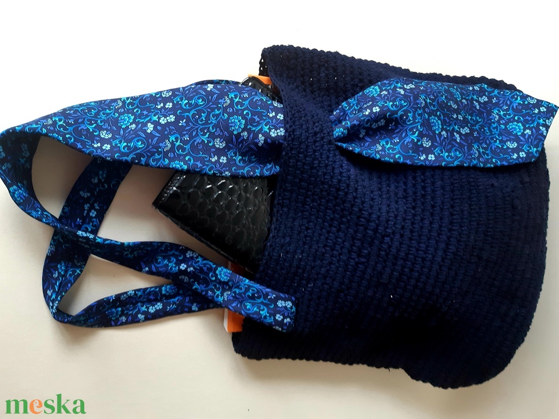 Elegáns  királykék horgolt táska selyemnyakkendő füllel - táska & tok - kézitáska & válltáska - kézitáska - Meska.hu