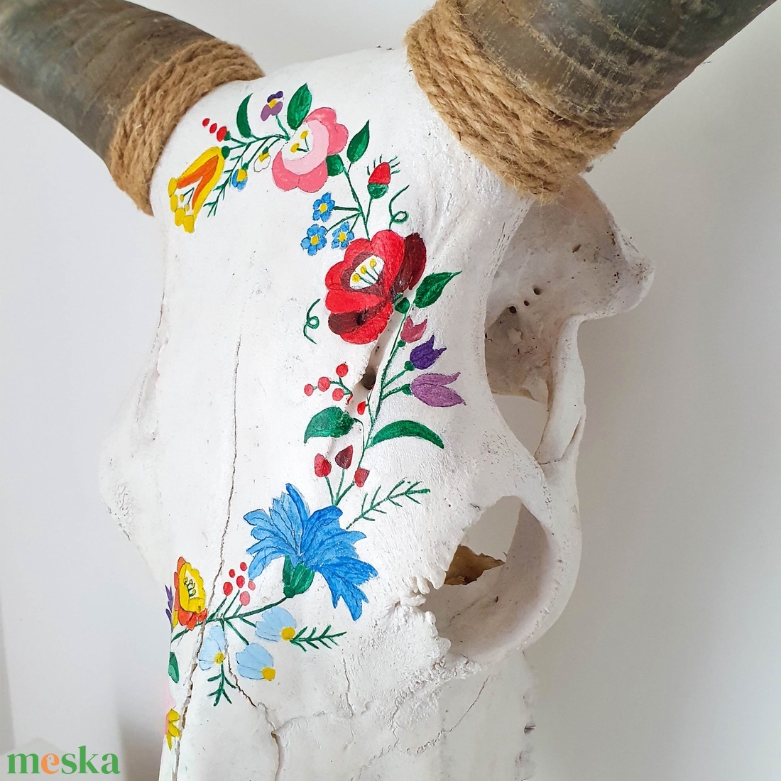 Szürkemarha koponya/trófea kézzel festett magyar kalocsai folklór motívumokkal - otthon & életmód - dekoráció - dísztárgy - Meska.hu