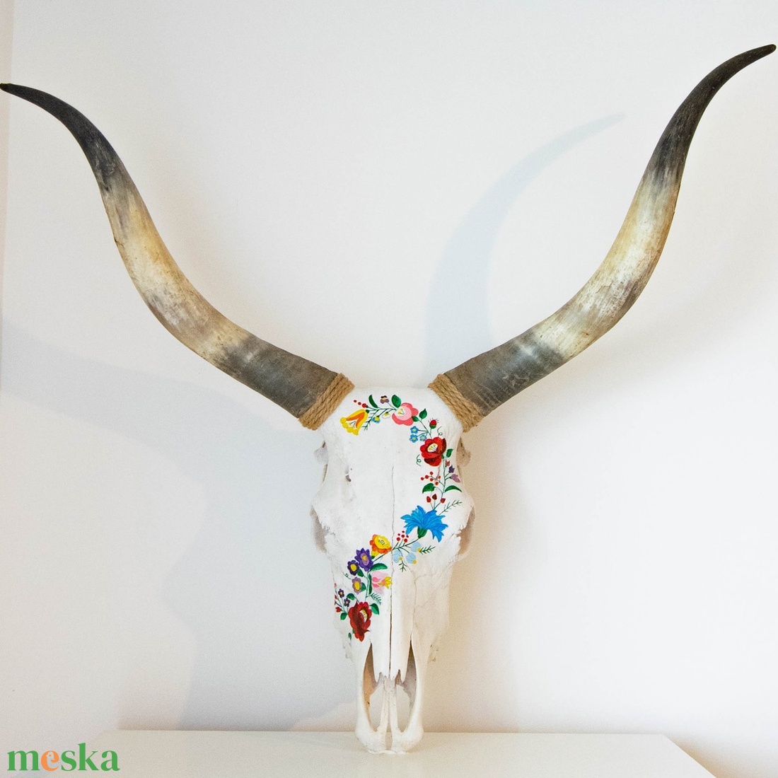 Szürkemarha koponya/trófea kézzel festett magyar kalocsai folklór motívumokkal - otthon & életmód - dekoráció - dísztárgy - Meska.hu